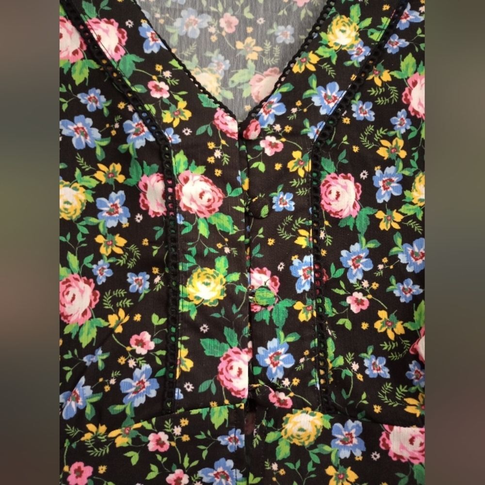 NWT GB Floral Cropped V Neck Blouse with Covered Buttons - Picture 7 of 9